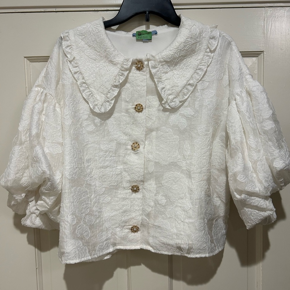 Beautiful blouse with puffy sleeves
